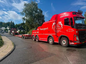 Rød bjærgningsvogn på vej