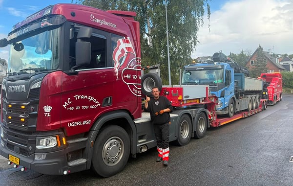 Rød Scania lastbil med blokvogn