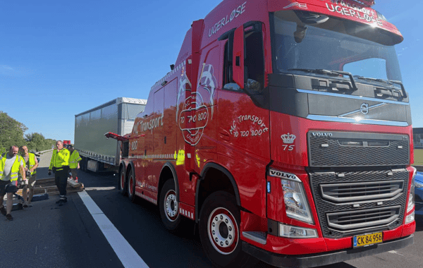 Rød Volvo bjærgningsvogn fra MC Transport